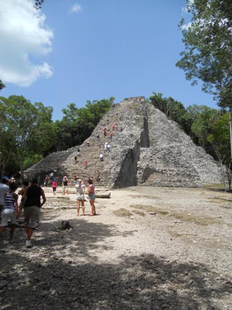 Cancun mayan temple 