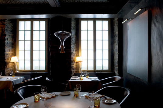 Le club Chasse et Peche table and windows 
