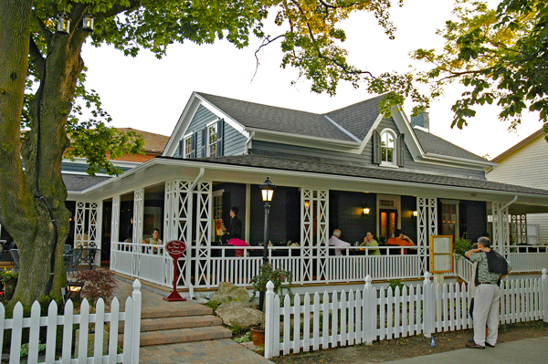 Niagara on the Lake Zees-Patio-and-Grill-Exterior