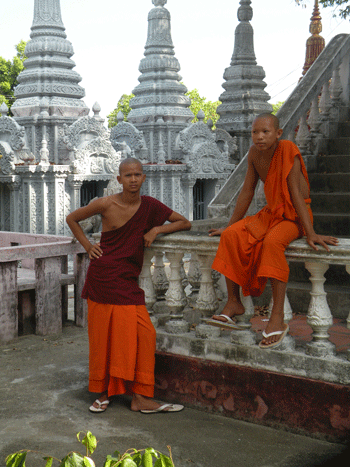Cambodian-Monks-at-Angor-Wat