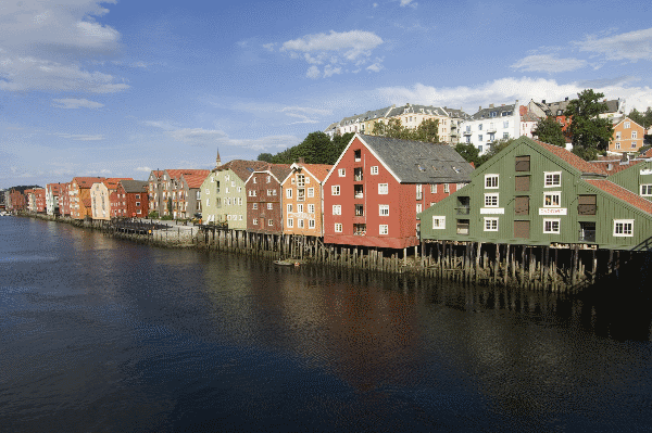 Bryggene by Nidelven Trondheim