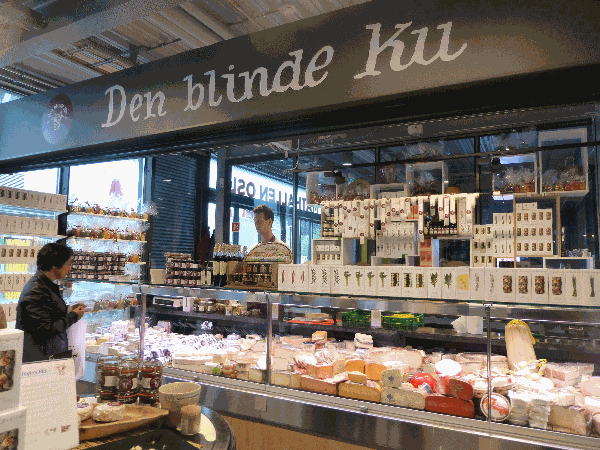 Cheese-shopping at Den Blinde Ku in Oslo's Mathallen