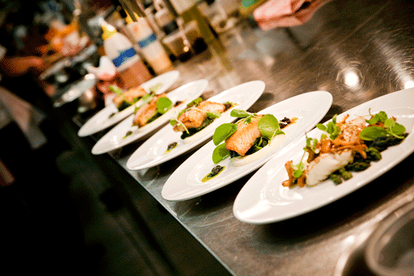 Dinner Plates Ready to be Served. Photo: Nota Bene.