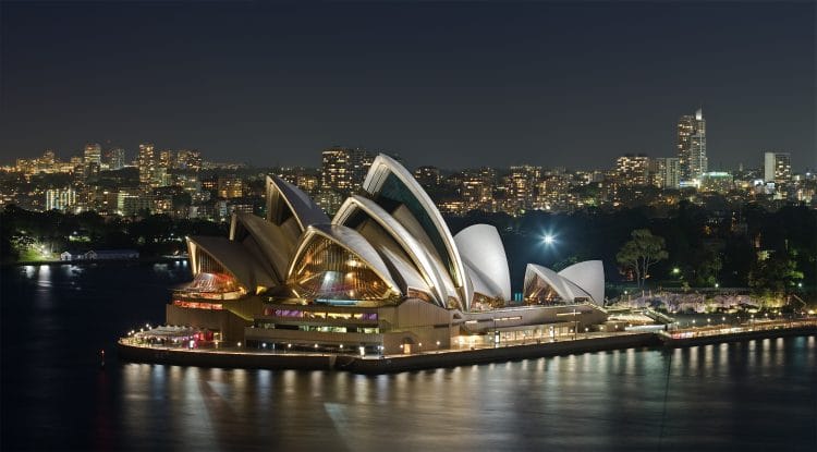 Queen Mary 2 sails Australia on TravelSquire.com