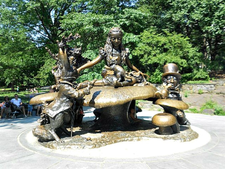 Kelly Sheerin on TRavelSquire and her favorite statue Alice in Wonderland