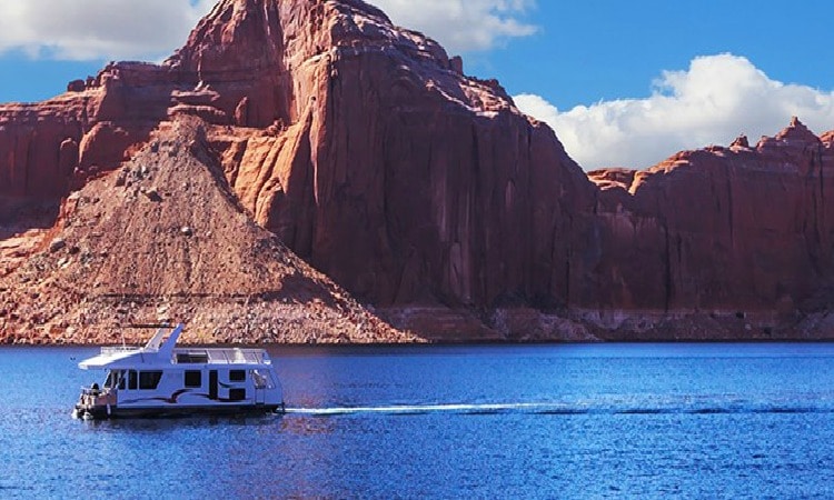 Lake Powell for a social distancing vacation on TravelSquire