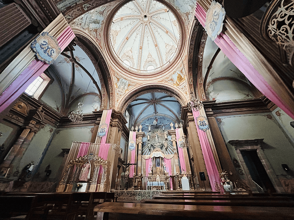 Jala Basilica interior, Mexico