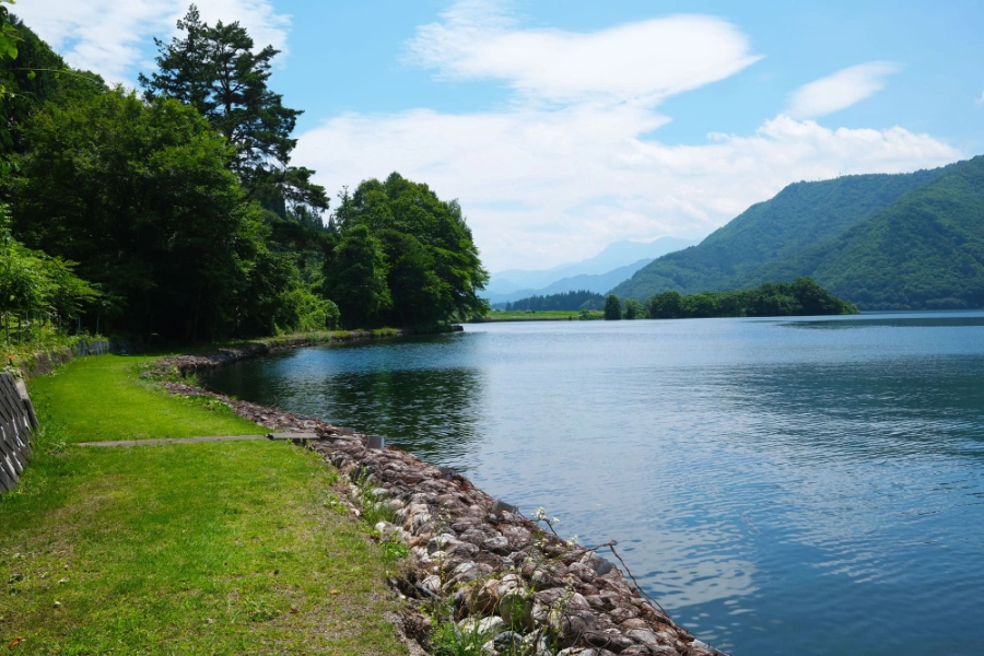 Nagano Kizakiko Lake shoreline